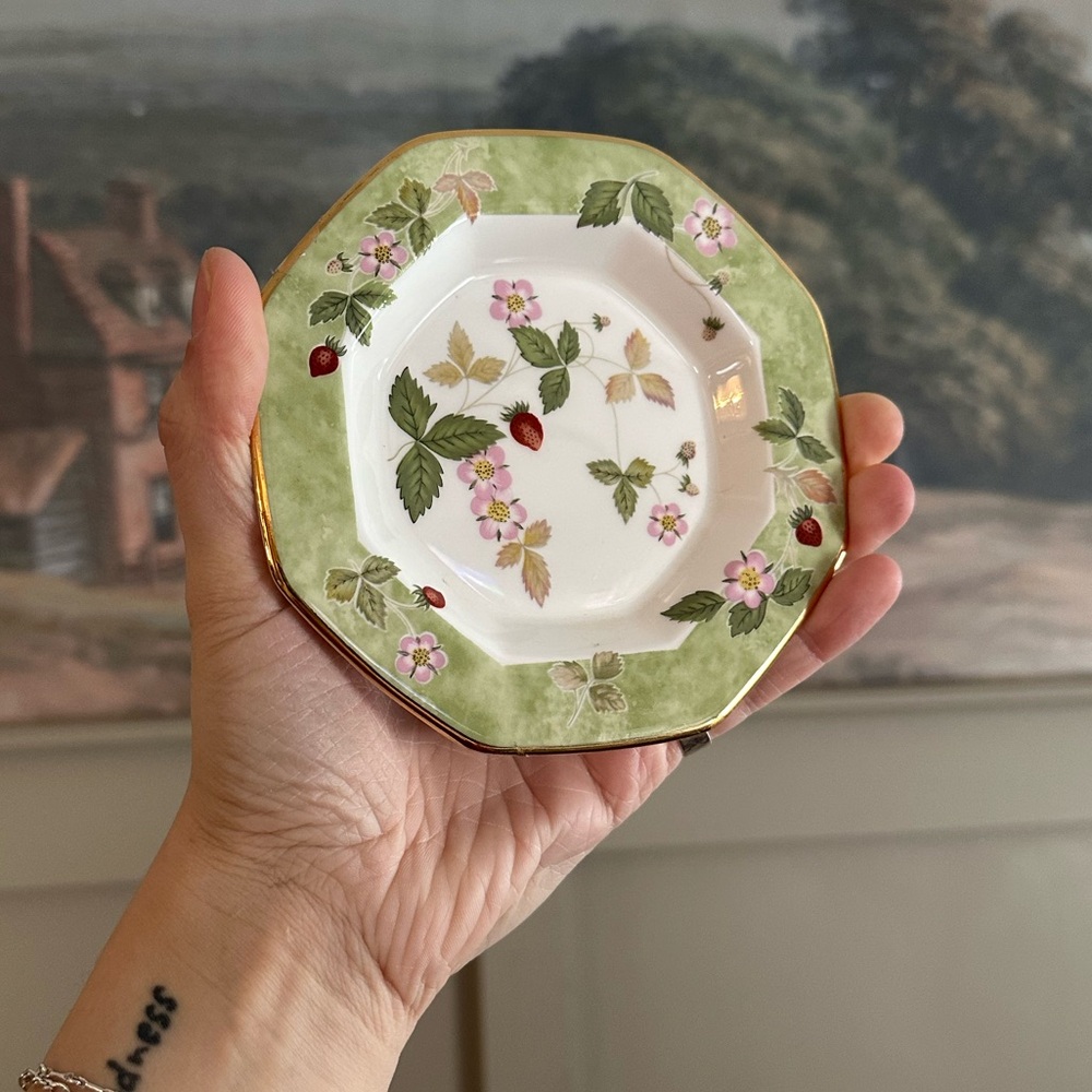 Wedgwood Wild Strawberry Bone China Trinket Dish Small Plate Tchotchke  5”